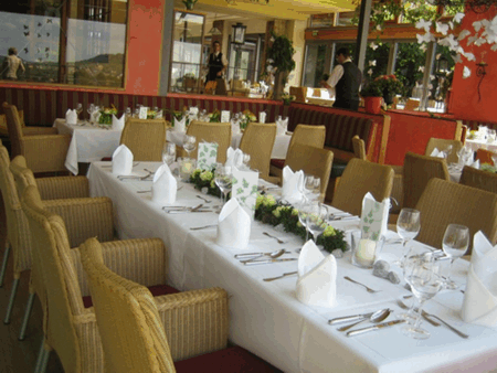 Hochzeitstafel mit Wintergarten